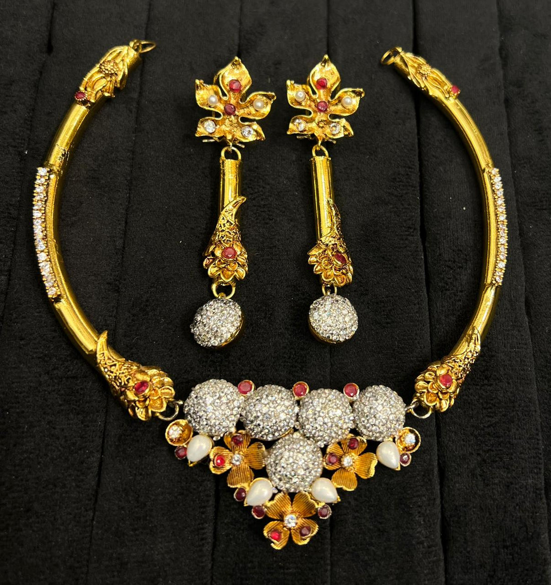 Gold-Look Traditional Jewelry Set with Earrings