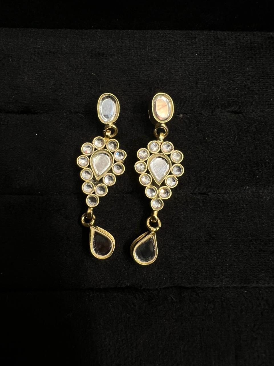 Comfortable Light Kundan Earrings
